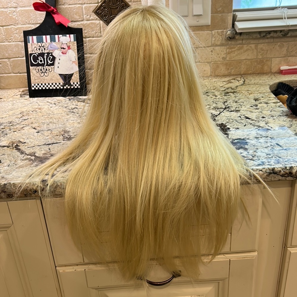 Blonde wig with slight root
